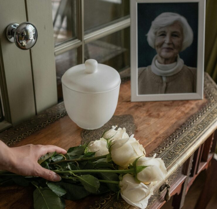 pexels cottonbro 10496221 1 Recevoir les cendres d&rsquo;un &ecirc;tre cher : ce que personne ne vous dit