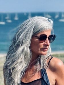 86a9dad11e221dc6e503e1bcde1e86de Laisser ses cheveux gris : ce que la psychologie r&eacute;v&egrave;le