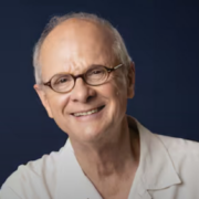 Capture decran le 2026 02 12 a 11.54.01 La conjointe de la star d&rsquo;Ind&eacute;fendable fait une rare confidence sur sa famille