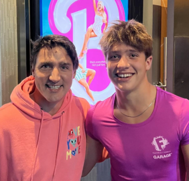 Capture decran le 2026 02 24 a 08.59.47 e1771941642530 Transformation spectaculaire : le fils de Justin Trudeau d&eacute;voile ses photos de mannequin