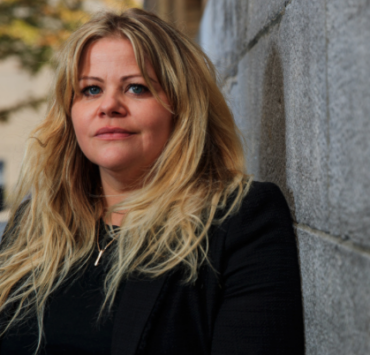 Capture le 2026 02 01 a 03.25.06 Voici la s&oelig;ur de Genevi&egrave;ve Schmidt, et leur ressemblance est tr&egrave;s frappante