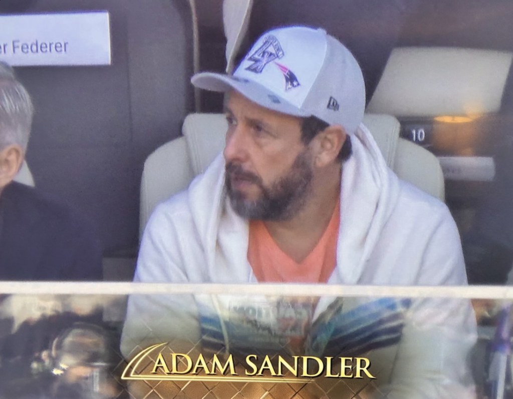 Capture le 2026 02 09 a 12.17.39 La casquette d&rsquo;Adam Sandler au Super Bowl fait sursauter les internautes