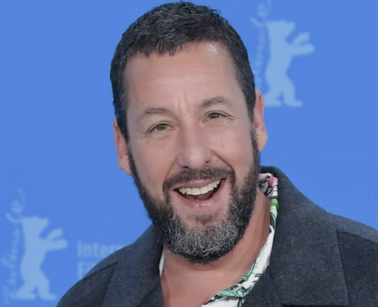 Capture le 2026 02 09 a 12.19.04 La casquette d&rsquo;Adam Sandler au Super Bowl fait sursauter les internautes