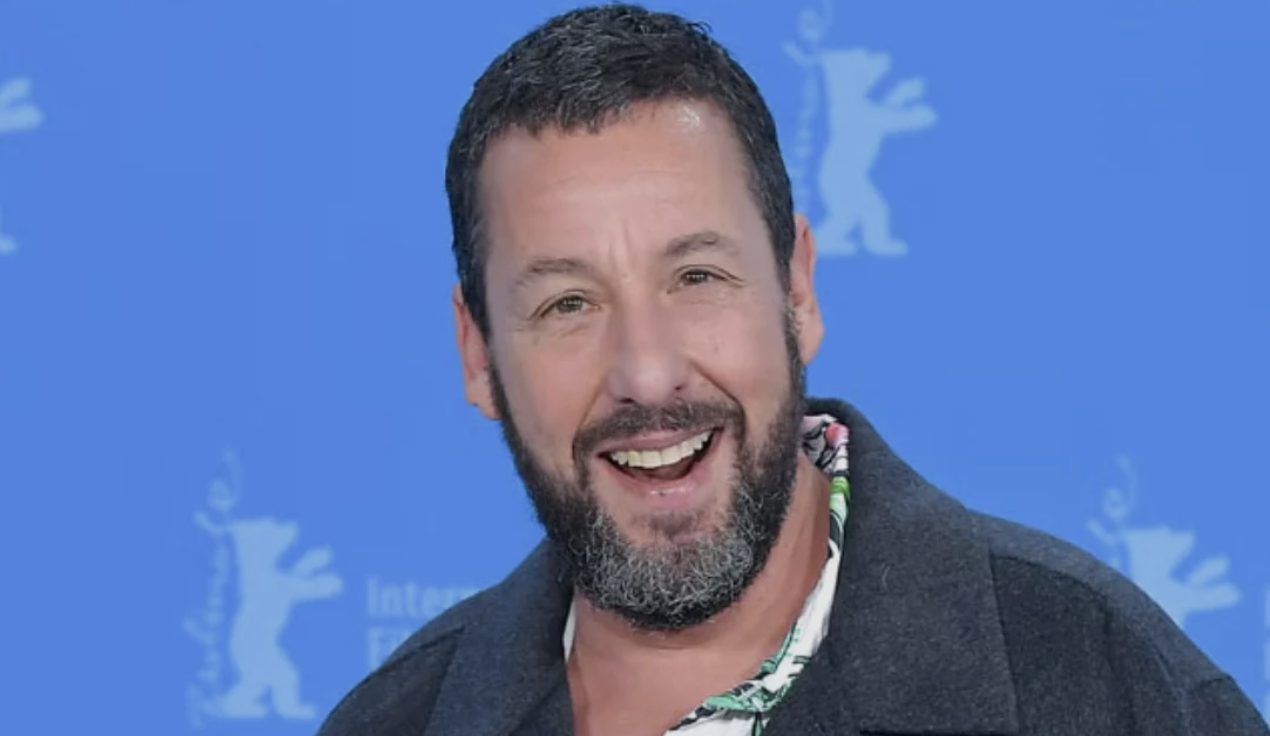 Capture le 2026 02 09 a 12.19.04 La casquette d&rsquo;Adam Sandler au Super Bowl fait sursauter les internautes