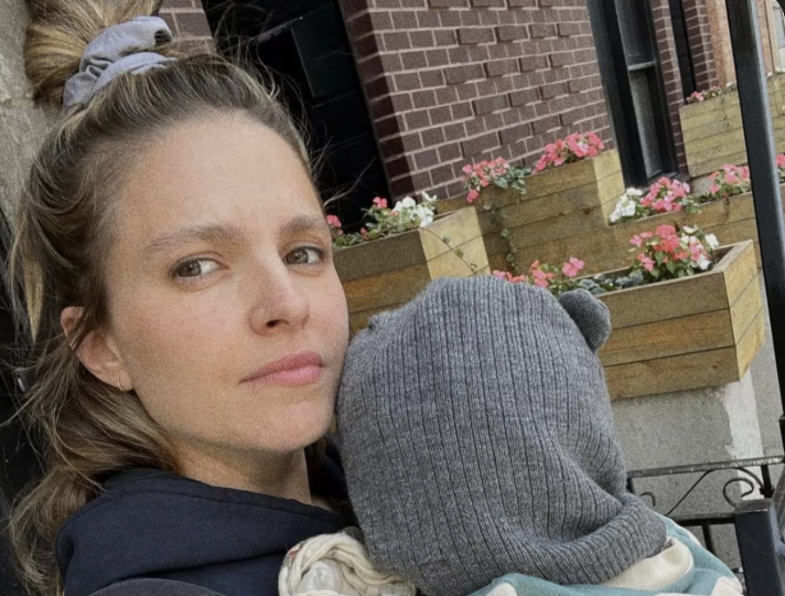 Capture le 2026 02 11 a 02.40.10 Sarah-Jeanne Labrosse s&rsquo;ouvre sur les critiques envers les pr&eacute;noms de ses enfants qui l&rsquo;ont profond&eacute;ment bless&eacute;e