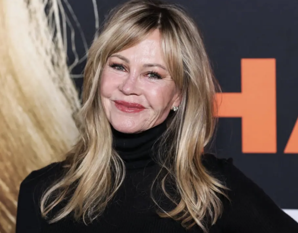 Capture le 2026 02 15 a 23.26.49 Une ancienne vedette du cin&eacute;ma r&eacute;appara&icirc;t m&eacute;connaissable et relance le d&eacute;bat sur son l&rsquo;apparence &agrave; Hollywood