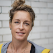 Capture le 2026 02 19 a 09.34.46 Christine Beaulieu pose avec ses trois s&oelig;urs et le web capote!