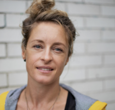 Capture le 2026 02 19 a 09.34.46 Christine Beaulieu pose avec ses trois s&oelig;urs et le web capote!