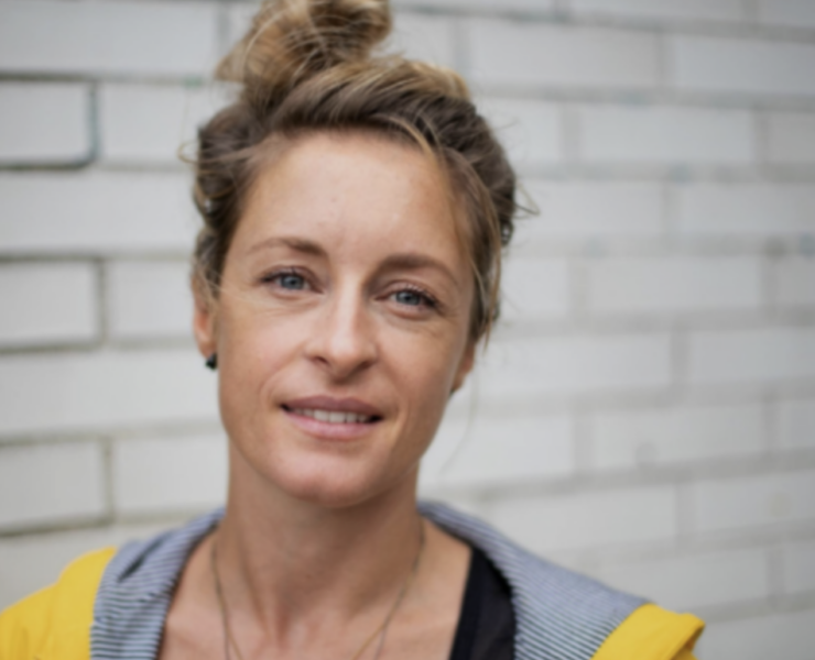 Capture le 2026 02 19 a 09.34.46 Christine Beaulieu pose avec ses trois s&oelig;urs et le web capote!