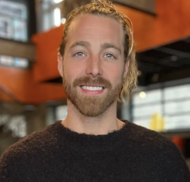 Capture le 2026 02 24 a 13.46.43 Jonathan Roy m&eacute;connaissable apr&egrave;s une transformation capillaire radicale