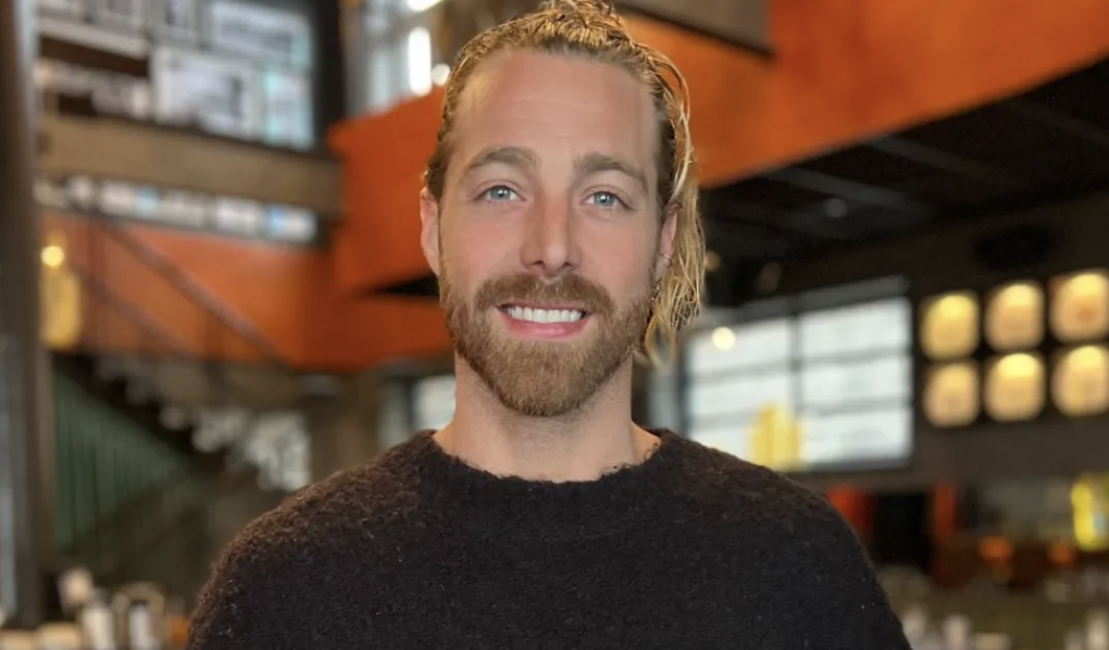 Capture le 2026 02 24 a 13.46.43 Jonathan Roy m&eacute;connaissable apr&egrave;s une transformation capillaire radicale