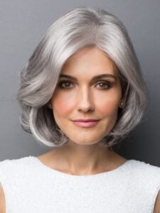 Cheveux Gris avec Coupe Courte.19 749x999 1 Laisser ses cheveux gris : ce que la psychologie r&eacute;v&egrave;le