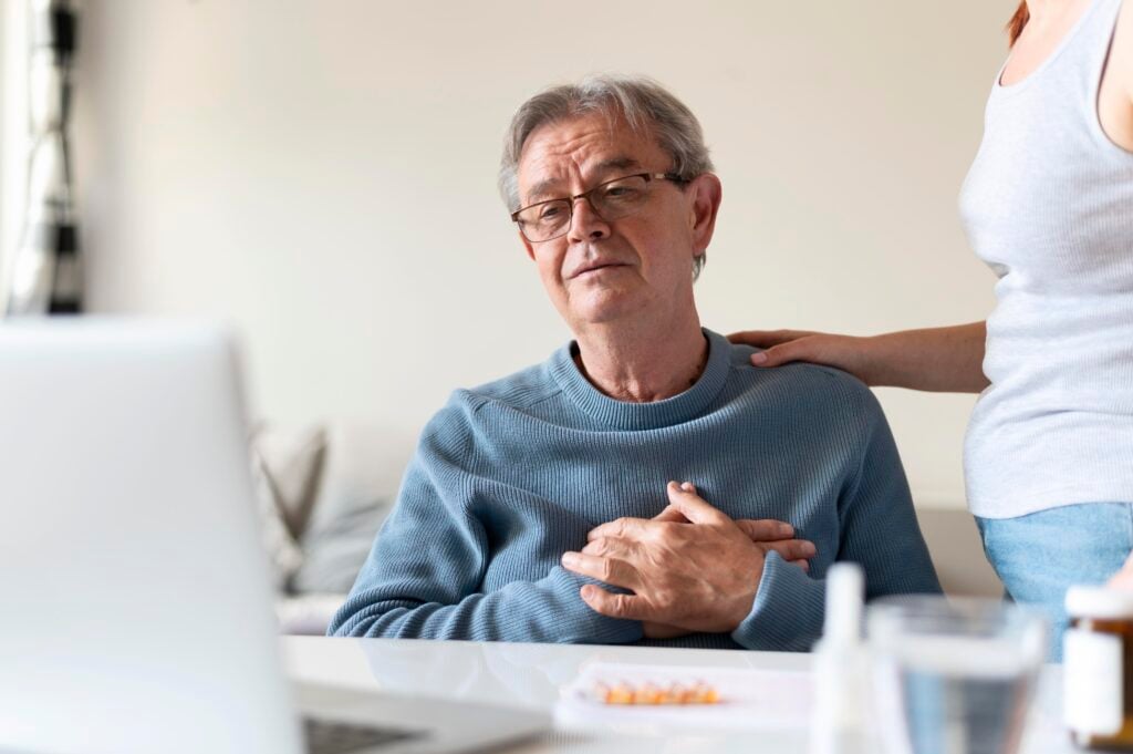 close up senior ill man Ces signes que vos art&egrave;res pourraient &ecirc;tre en danger sans que vous le sachiez