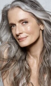 f73ef5d5dede7b5b4f6930daa7ec5912 Laisser ses cheveux gris : ce que la psychologie r&eacute;v&egrave;le