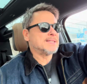 Stéphane Rousseau fait tourner les têtes avec un changement surprenant 3 Stéphane Rousseau fait tourner les têtes avec un changement surprenant Capture decran 2026 03 27 070135 Stéphane Rousseau fait tourner les têtes avec un changement surprenant