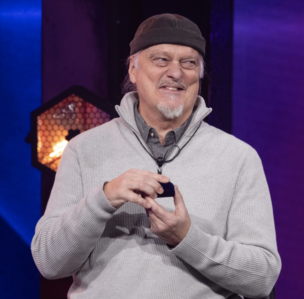 Capture decran le 2026 03 02 a 09.38.08 Moment inattendu : Normand D&rsquo;Amour demande sa conjointe en mariage en direct