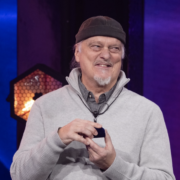 Capture decran le 2026 03 02 a 09.38.08 e1772462326826 Moment inattendu : Normand D&rsquo;Amour demande sa conjointe en mariage en direct