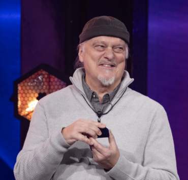 Capture decran le 2026 03 02 a 09.38.08 e1772462326826 Moment inattendu : Normand D&rsquo;Amour demande sa conjointe en mariage en direct