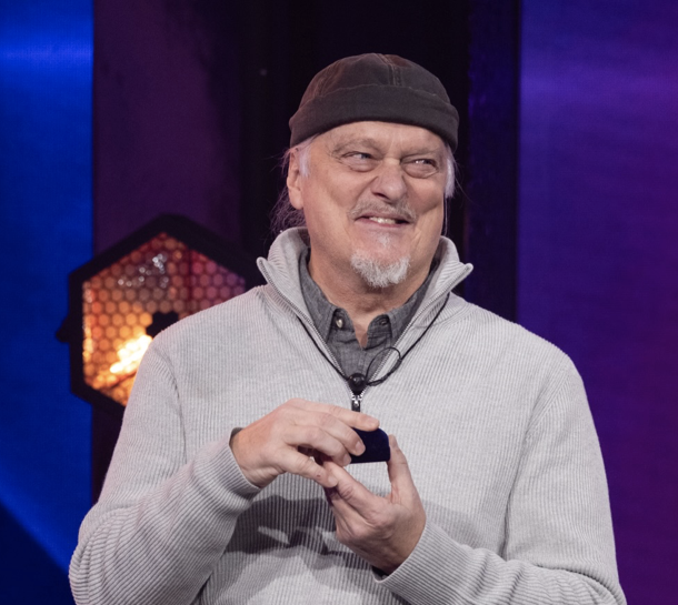 Capture decran le 2026 03 02 a 09.38.08 e1772462326826 Moment inattendu : Normand D&rsquo;Amour demande sa conjointe en mariage en direct