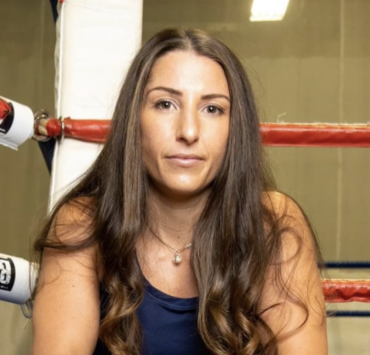 Capture decran le 2026 03 02 a 16.44.20 e1772487906167 Kim Clavel sublime son baby bump en maillot rouge flamboyant