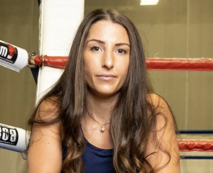 Capture decran le 2026 03 02 a 16.44.20 e1772487906167 Kim Clavel sublime son baby bump en maillot rouge flamboyant