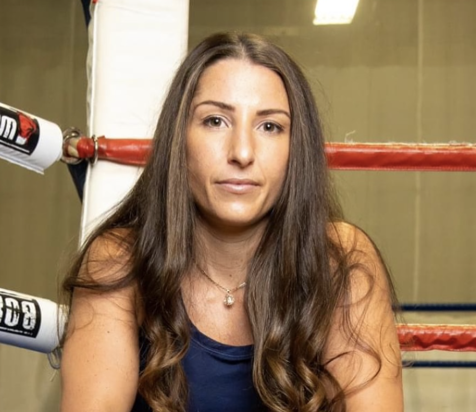 Capture decran le 2026 03 02 a 16.44.20 e1772487906167 Kim Clavel sublime son baby bump en maillot rouge flamboyant