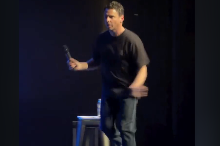 Philippe Bond se fait couper la parole en plein numéro pour une raison gênante (et décide de se vanger) 2 Philippe Bond se fait couper la parole en plein numéro pour une raison gênante (et décide de se vanger) Capture decran le 2026 03 14 a 23.20.03 Philippe Bond se fait couper la parole en plein numéro pour une raison gênante (et décide de se vanger)