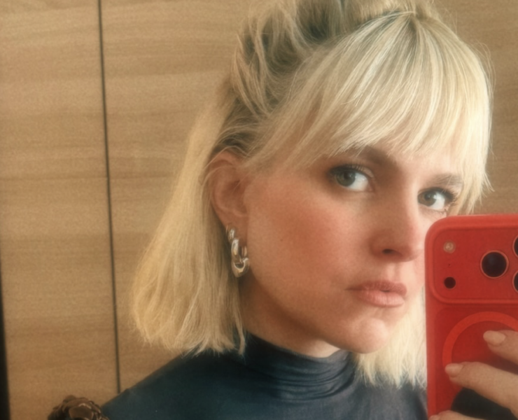 Capture decran le 2026 03 26 a 10.01.37 e1774533749907 Sarah-Jeanne Labrosse cr&eacute;e la surprise avec un look remarqu&eacute; &agrave; l&rsquo;&eacute;tranger