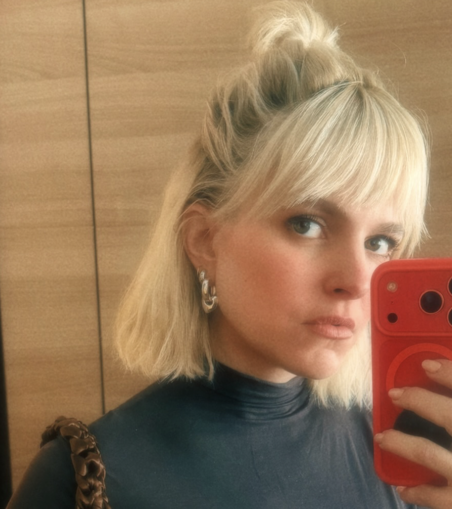 Capture decran le 2026 03 26 a 10.01.37 e1774533749907 Sarah-Jeanne Labrosse cr&eacute;e la surprise avec un look remarqu&eacute; &agrave; l&rsquo;&eacute;tranger