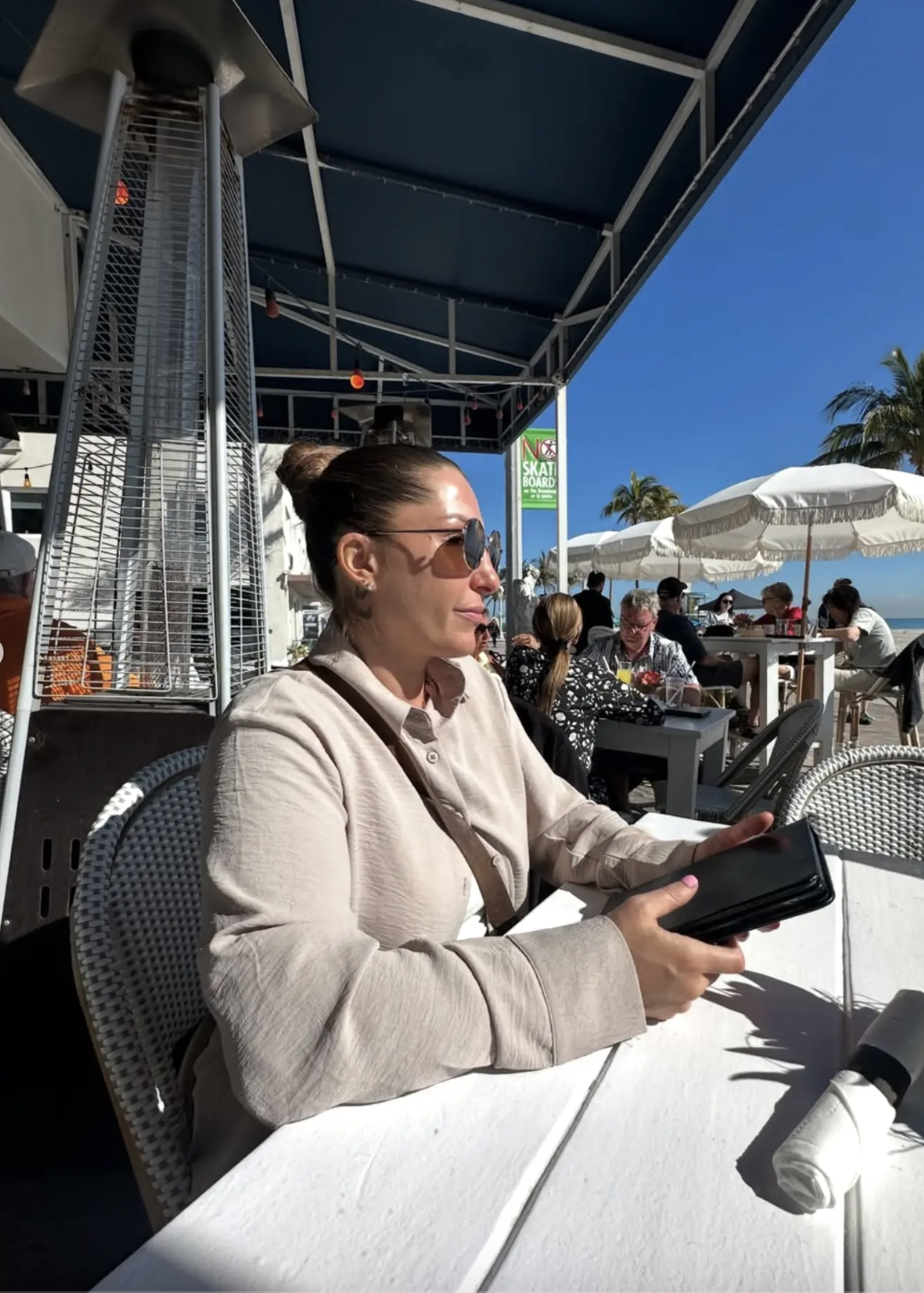 Capture le 2026 03 01 a 09.49.46 Enceinte de six mois, Kim Clavel affiche un baby bump &eacute;clatant &agrave; la plage