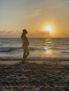 Capture le 2026 03 01 a 09.50.16 Enceinte de six mois, Kim Clavel affiche un baby bump &eacute;clatant &agrave; la plage