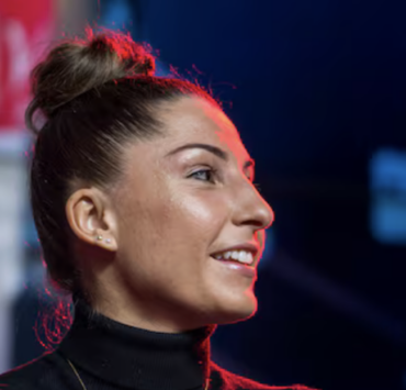 Capture le 2026 03 01 a 09.51.45 Enceinte de six mois, Kim Clavel affiche un baby bump &eacute;clatant &agrave; la plage