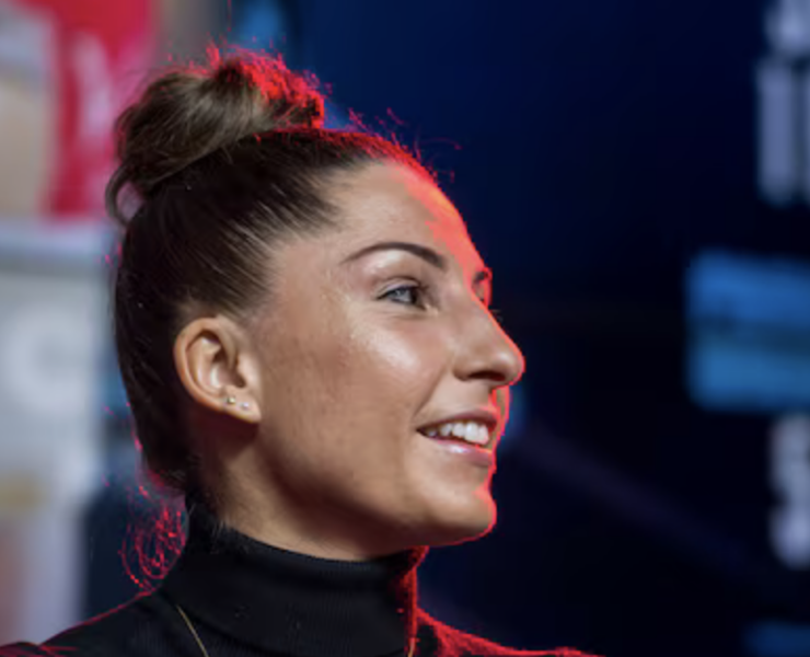 Capture le 2026 03 01 a 09.51.45 Enceinte de six mois, Kim Clavel affiche un baby bump &eacute;clatant &agrave; la plage