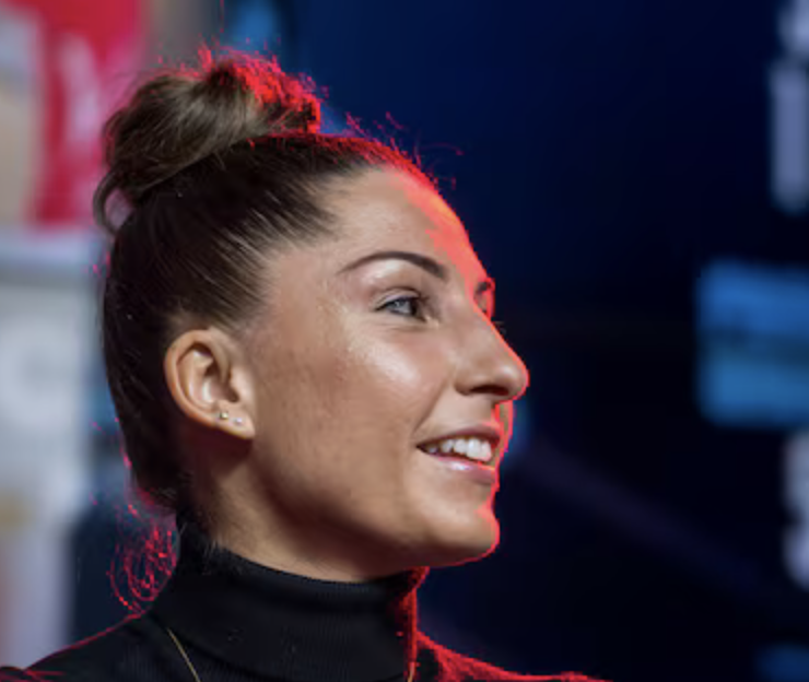 Capture le 2026 03 01 a 09.51.45 Enceinte de six mois, Kim Clavel affiche un baby bump &eacute;clatant &agrave; la plage