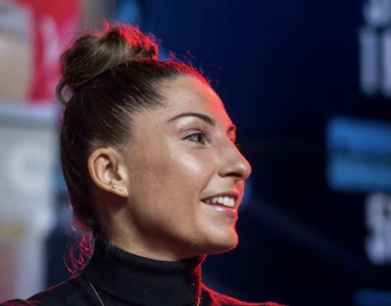 Capture le 2026 03 01 a 09.51.45 Enceinte de six mois, Kim Clavel affiche un baby bump &eacute;clatant &agrave; la plage