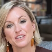 Capture le 2026 03 08 a 12.17.06 &Eacute;mily B&eacute;gin fait tourner les t&ecirc;tes avec une robe en cuir remarqu&eacute;e &agrave; la t&eacute;l&eacute;