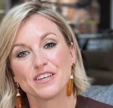 Émily Bégin fait tourner les têtes avec une robe en cuir remarquée à la télé 3 Émily Bégin fait tourner les têtes avec une robe en cuir remarquée à la télé Capture le 2026 03 08 a 12.17.06 Émily Bégin fait tourner les têtes avec une robe en cuir remarquée à la télé