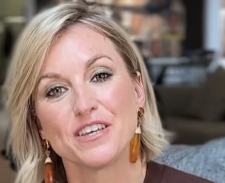 Capture le 2026 03 08 a 12.17.06 &Eacute;mily B&eacute;gin fait tourner les t&ecirc;tes avec une robe en cuir remarqu&eacute;e &agrave; la t&eacute;l&eacute;