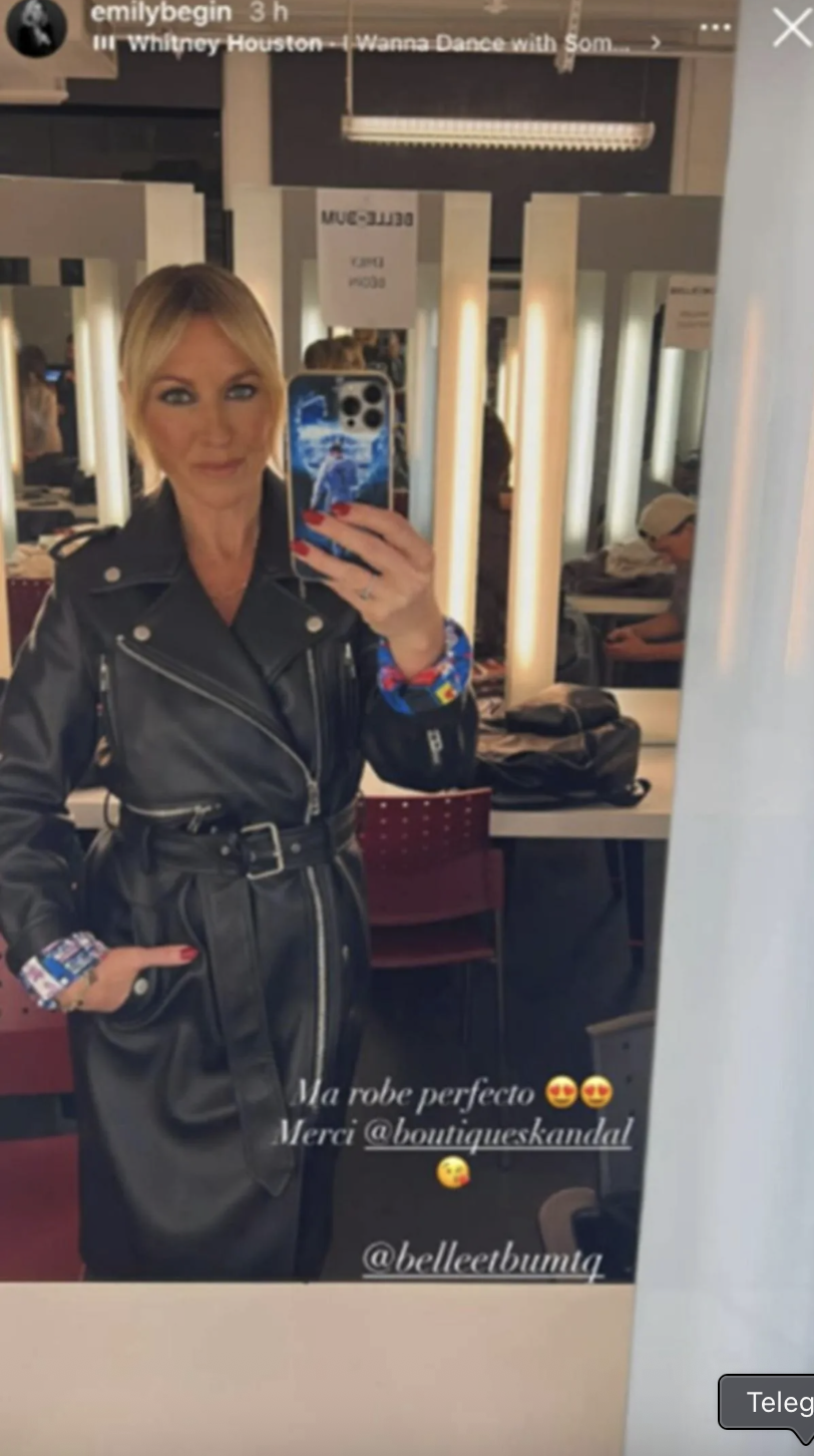 Capture le 2026 03 08 a 12.24.11 &Eacute;mily B&eacute;gin fait tourner les t&ecirc;tes avec une robe en cuir remarqu&eacute;e &agrave; la t&eacute;l&eacute;