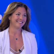 Capture le 2026 03 08 a 14.27.11 &Eacute;mily B&eacute;gin fait tourner les t&ecirc;tes avec une robe en cuir remarqu&eacute;e &agrave; la t&eacute;l&eacute;