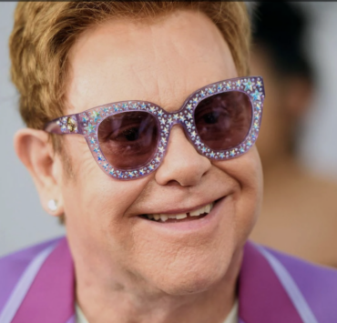 Capture le 2026 03 09 a 09.50.18 Les fils d&rsquo;Elton John ont grandi et la nouvelle photo de famille fait r&eacute;agir