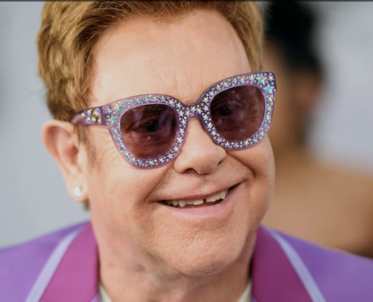 Capture le 2026 03 09 a 09.50.18 Les fils d&rsquo;Elton John ont grandi et la nouvelle photo de famille fait r&eacute;agir