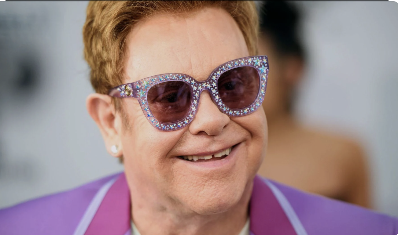 Capture le 2026 03 09 a 09.50.18 Les fils d&rsquo;Elton John ont grandi et la nouvelle photo de famille fait r&eacute;agir