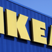 Capture le 2026 03 17 a 08.32.20 Cette petite trouvaille IKEA aide &agrave; doubler l&rsquo;espace dans les armoires (et elle passe souvent inaper&ccedil;ue)