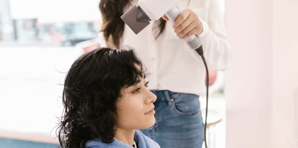 Capture le 2026 03 20 a 05.20.28 Vous ne savez jamais combien laisser de pourboire chez la coiffeuse? Voici enfin la r&eacute;ponse