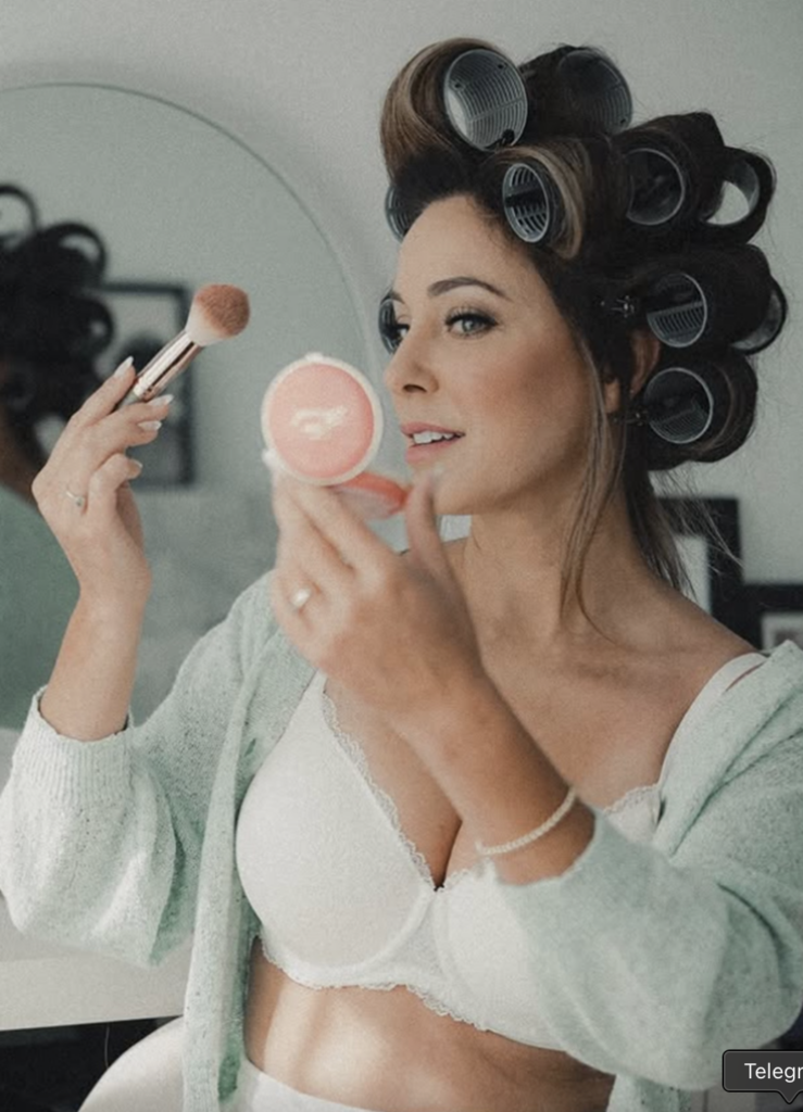 À 54 ans, Anick Dumontet en bikini fait énormément réagir avec ses nouvelles photos 2 À 54 ans, Anick Dumontet en bikini fait énormément réagir avec ses nouvelles photos Capture le 2026 03 20 a 21.18.55 À 54 ans, Anick Dumontet en bikini fait énormément réagir avec ses nouvelles photos