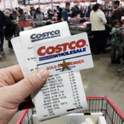 Capture le 2026 03 24 a 07.17.49 Vous pensiez qu'ils cherchaient les voleurs ? Voici la v&eacute;ritable raison pour laquelle Costco v&eacute;rifie votre facture &agrave; la sortie