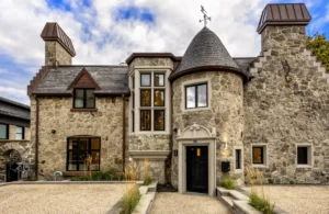 3 1 Cole Caufield habitait cette r&eacute;sidence impressionnante &agrave; ses d&eacute;buts &agrave; Montr&eacute;al