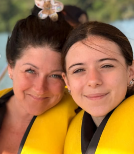 Capture decran 2026 04 21 120234 Une photo rare de Marie-&Eacute;laine Thibert et sa fille de 13 ans enflamme la toile.