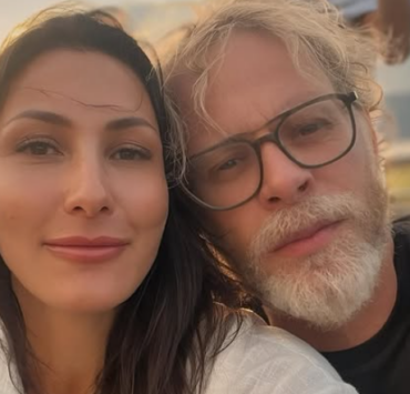 Capture decran 2026 04 22 183815 e1776897540460 Une rare photo de Jean-Nicolas Verreault entour&eacute; de ses 3 filles